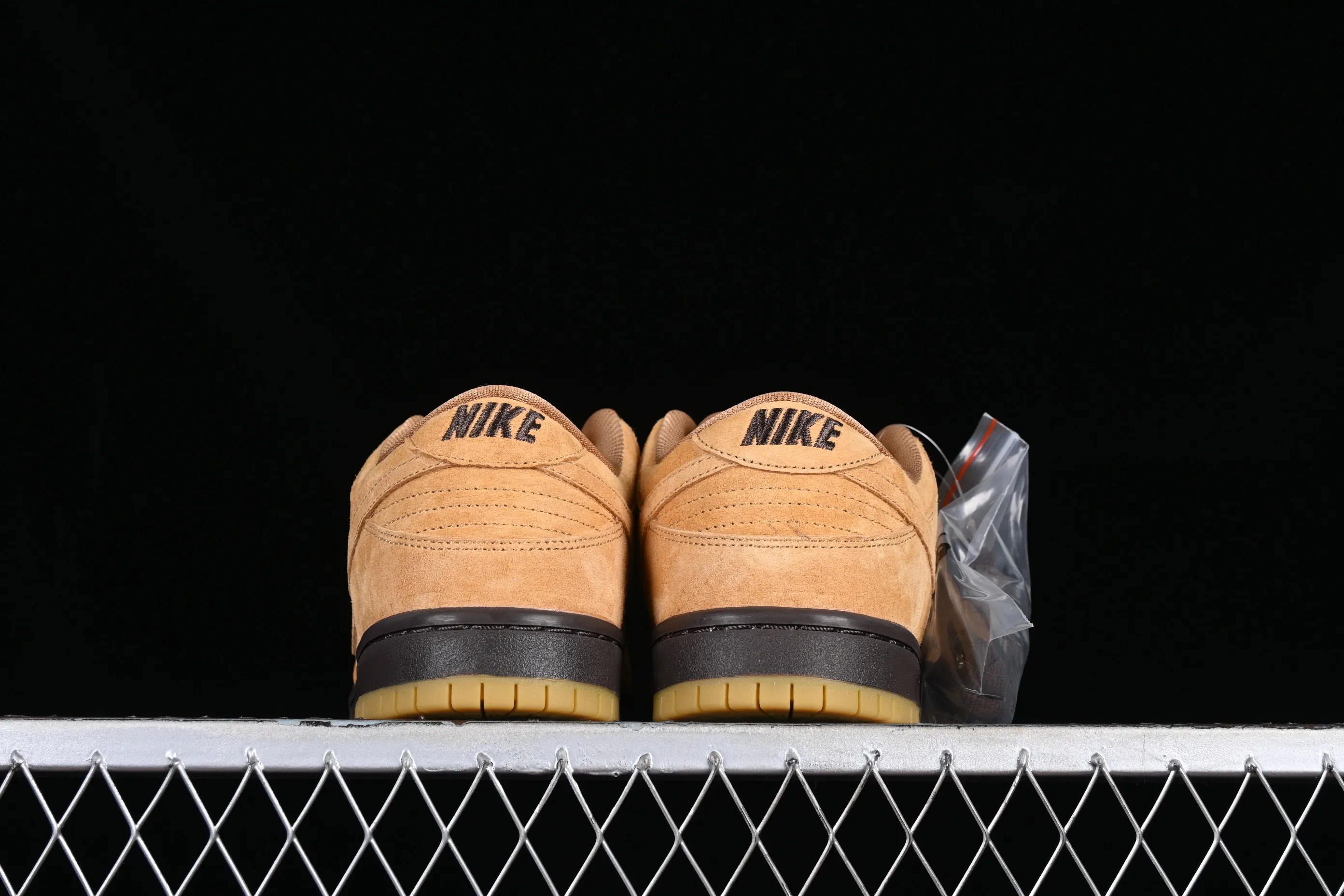 All Categories Nk SB Dunk Series Nk SB Dunk Low Low-top sneakers Nk SB Dunk Low Pro Wheat color Falling yellow low-top sports skateboard shoes BQ6817-204